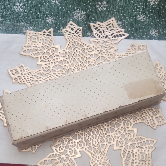 Vintage Embroidered Glove Box – Floral Threadwork – Satin or Silk Exterior - Picture 6 of 9